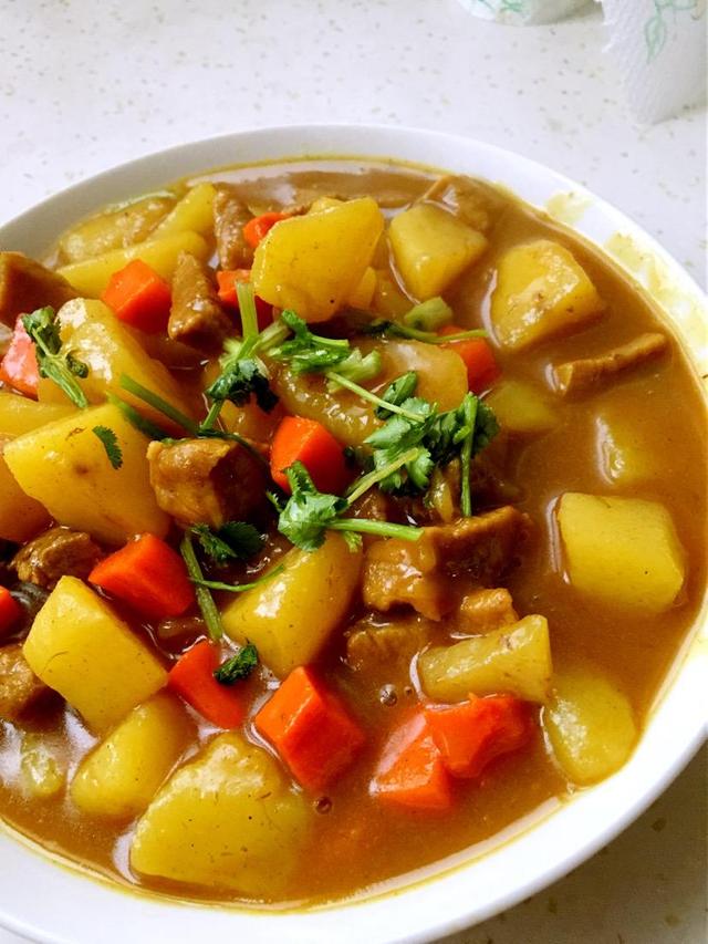 三,咖喱牛肉4,装盘后撒上适量葱花即可.