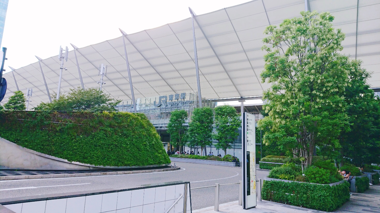 其实在车站的八重洲口下面还有一条神奇的商业街:东京站一番街.