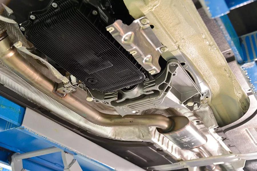 这辆宝马新3系的底盘平整度很好,不仅有发动机下护板,两侧护板也很