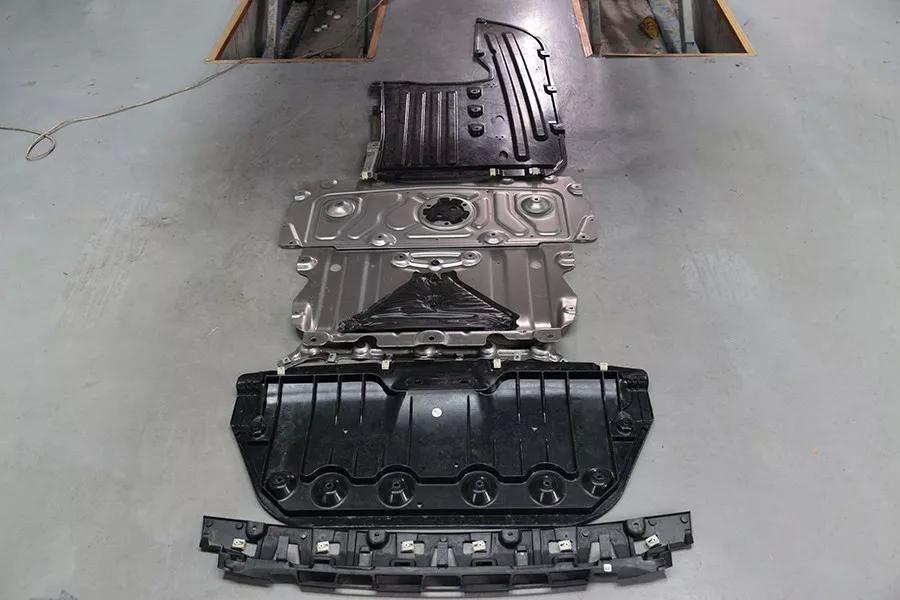 这辆宝马新3系的底盘平整度很好,不仅有发动机下护板,两侧护板也很