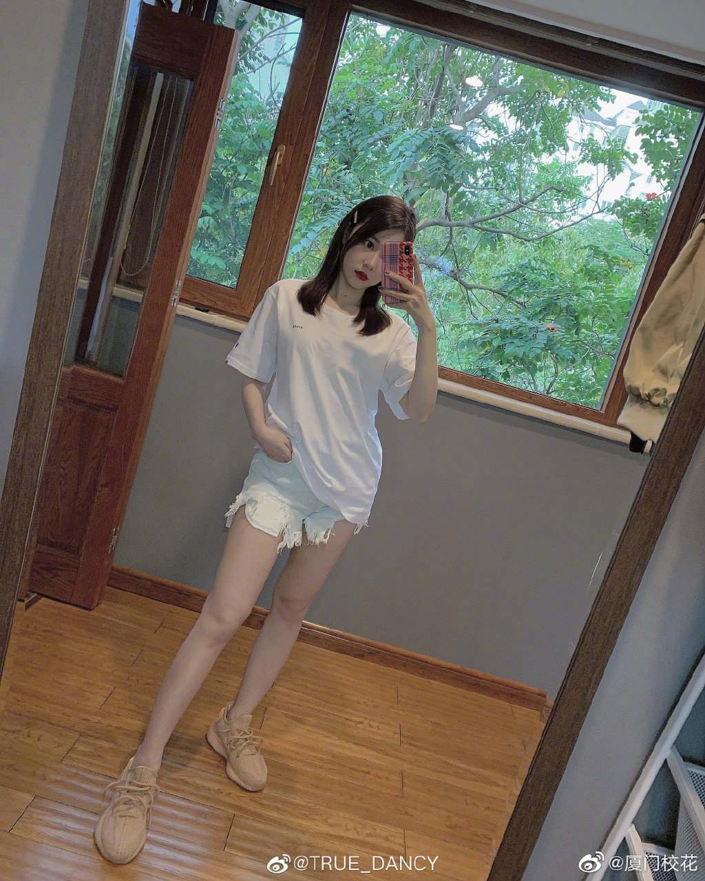 毕业于集美大学诚毅学院,身高161cm,处女座,爱好健身的女生,身材不错