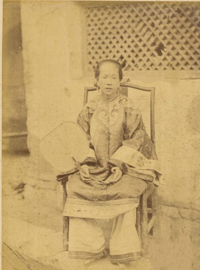 老照片1874年摄影师阿道夫拍摄的清朝图5真实的富家少爷