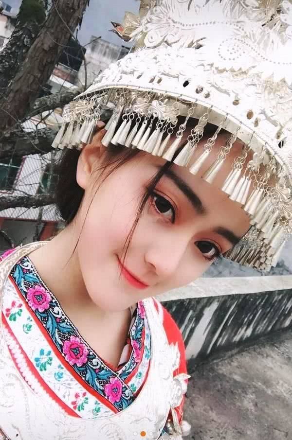 这位美女长相十分精致,而且身上还透露出来不一样的异域风情,她是一个