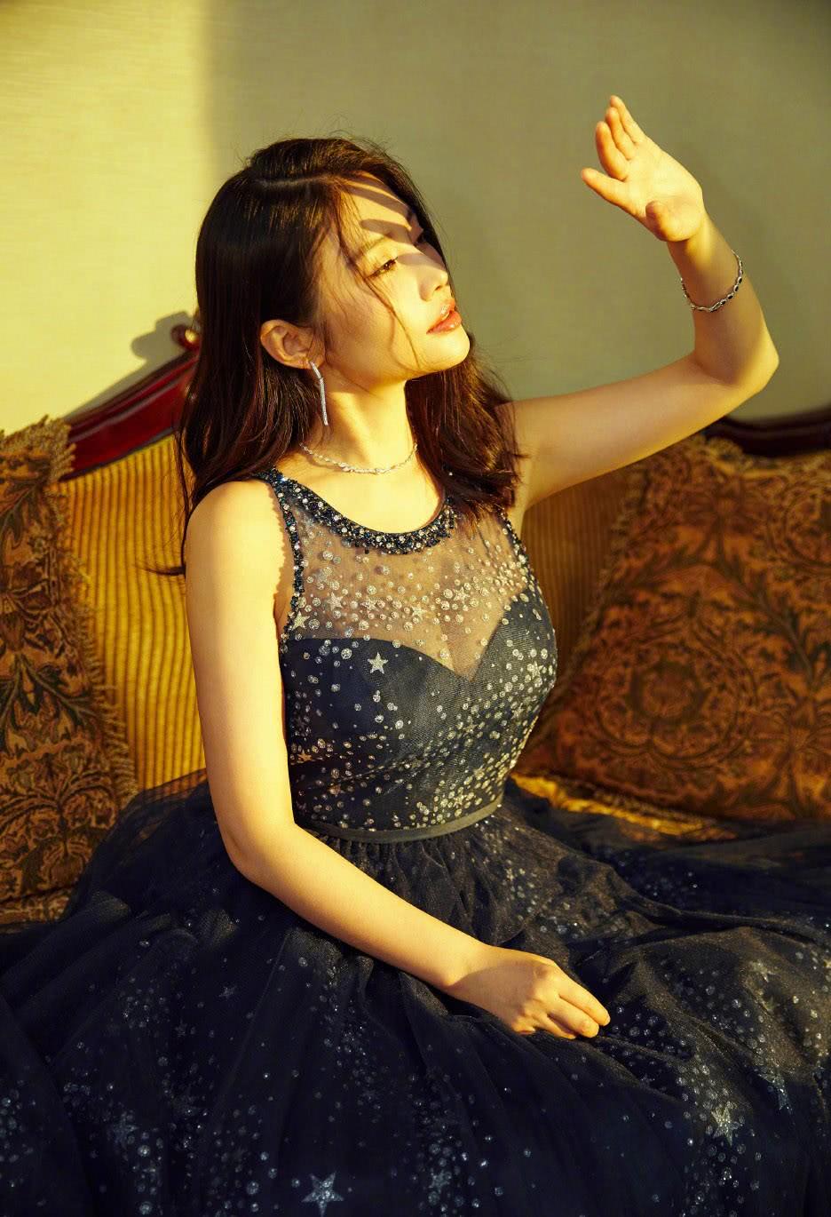 徐冬冬星空裙后背都是透视的转眼看到正面网友直呼羡慕