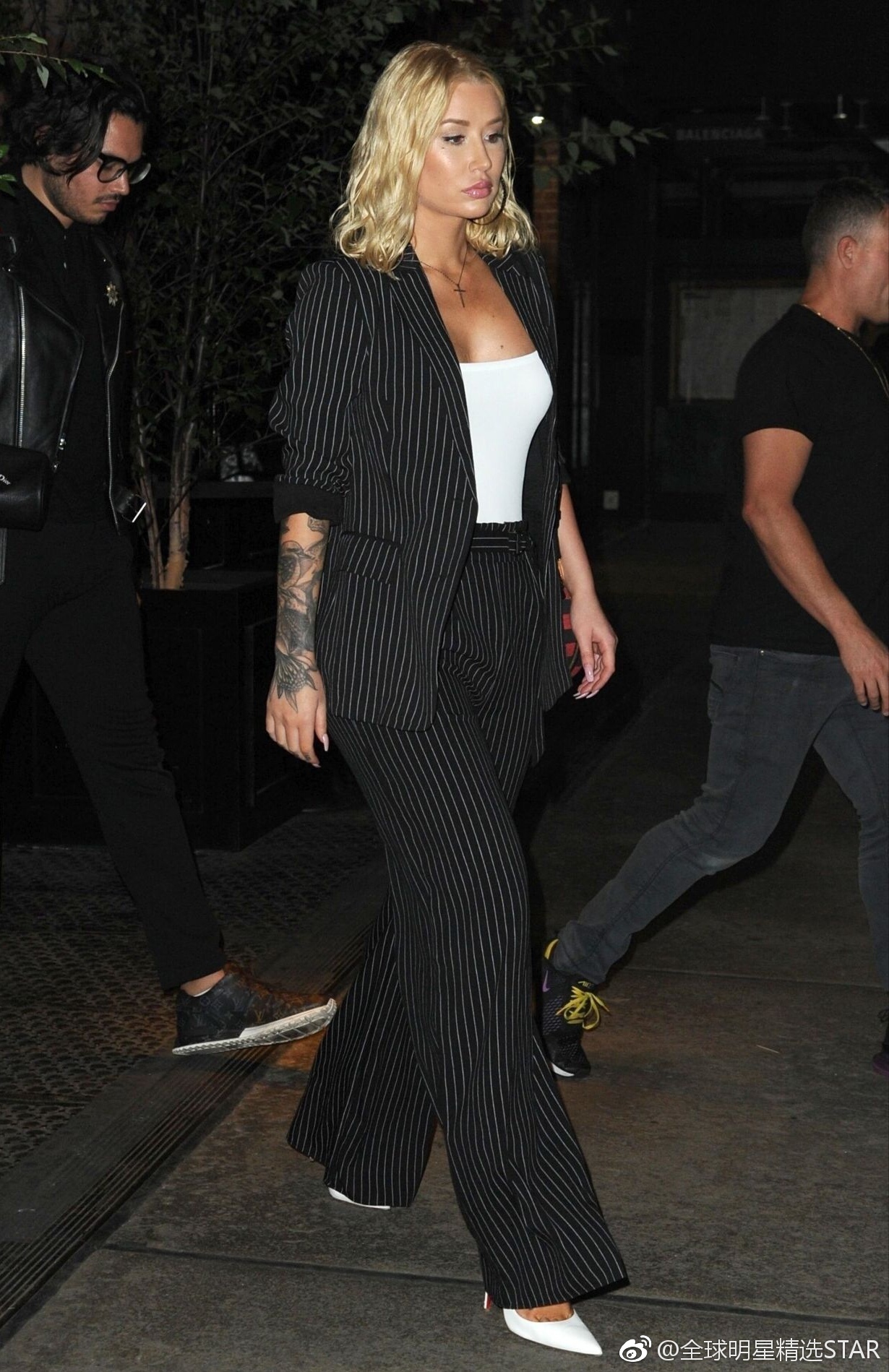 nba球星尼克杨前女友伊基阿塞莉娅现身巴黎豹纹衫炫耀狂野