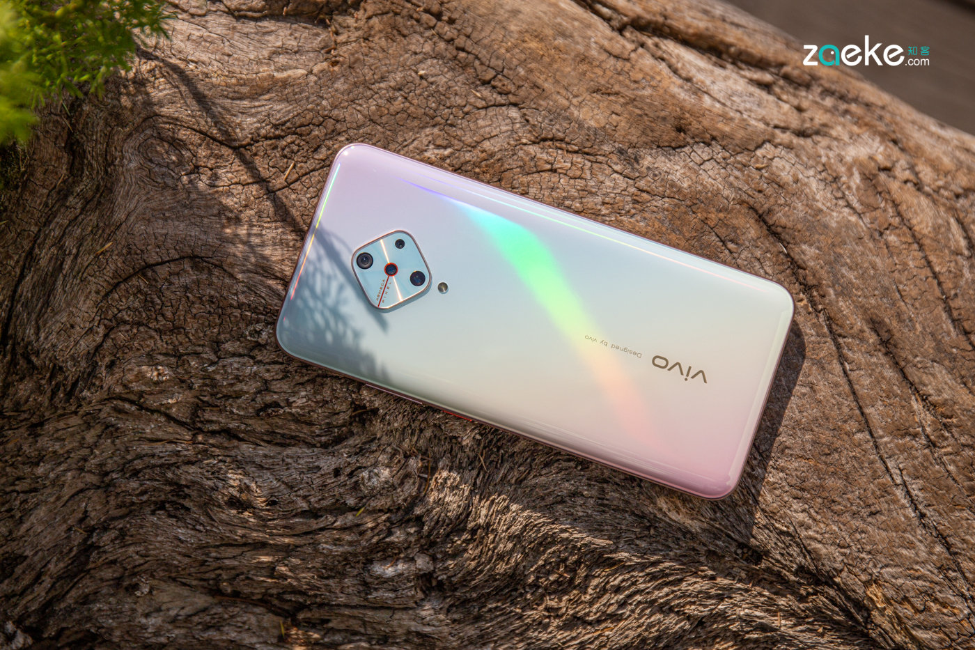 可以发现,vivo y9s 的外观设计传承了 y 系列一直