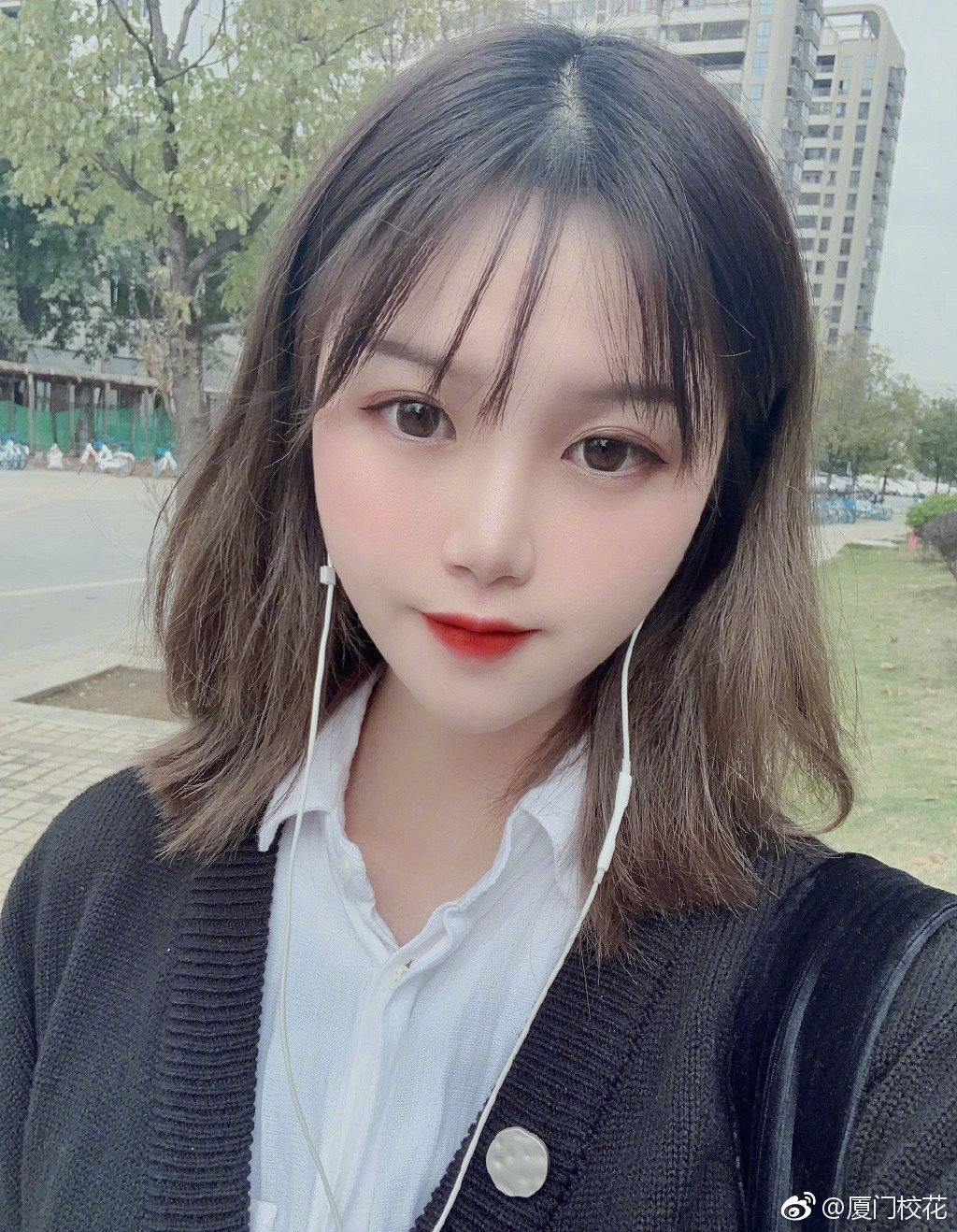 她叫洪莹,99年,就读于龙岩学院,身高166cm,来自福建