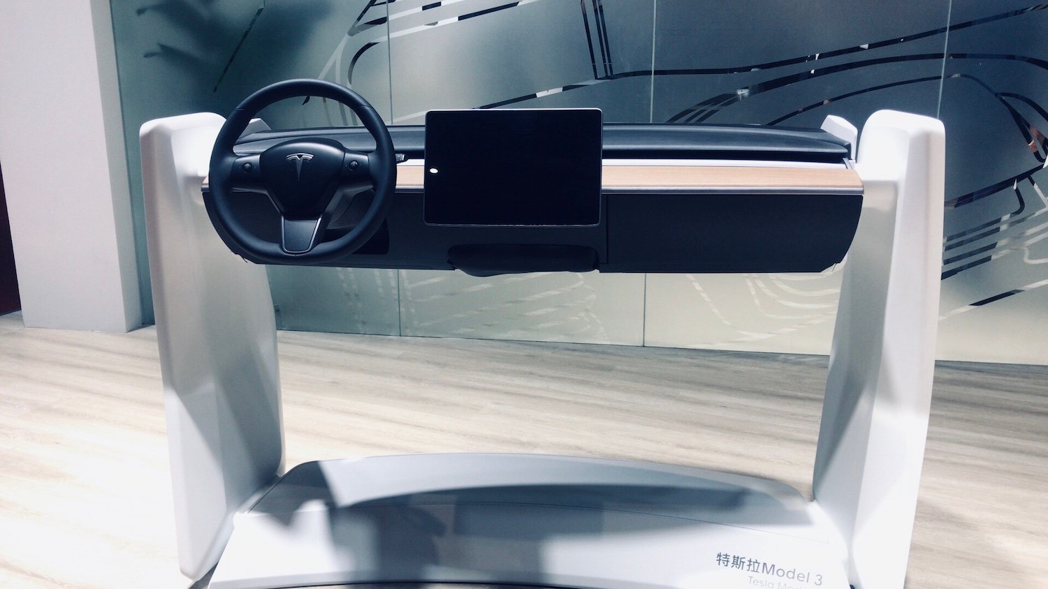 为model 3 提供内饰的佛吉亚,展示了哪些车内交互趋势?