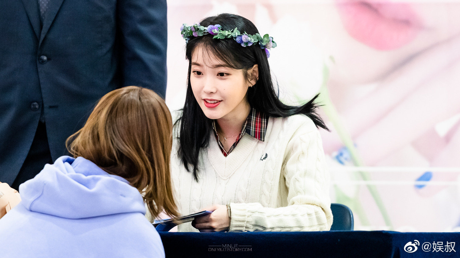 28日iu举行新专签名会吸引大批粉丝签名会上