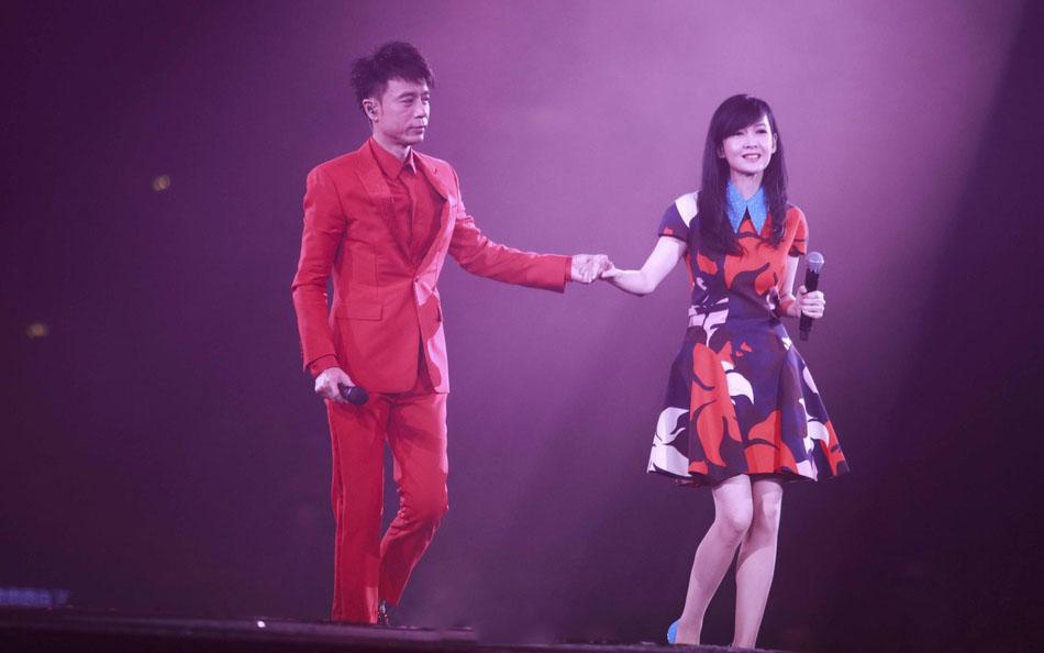 51岁周慧敏再开演唱会, 身着仙裙似18岁清纯少女