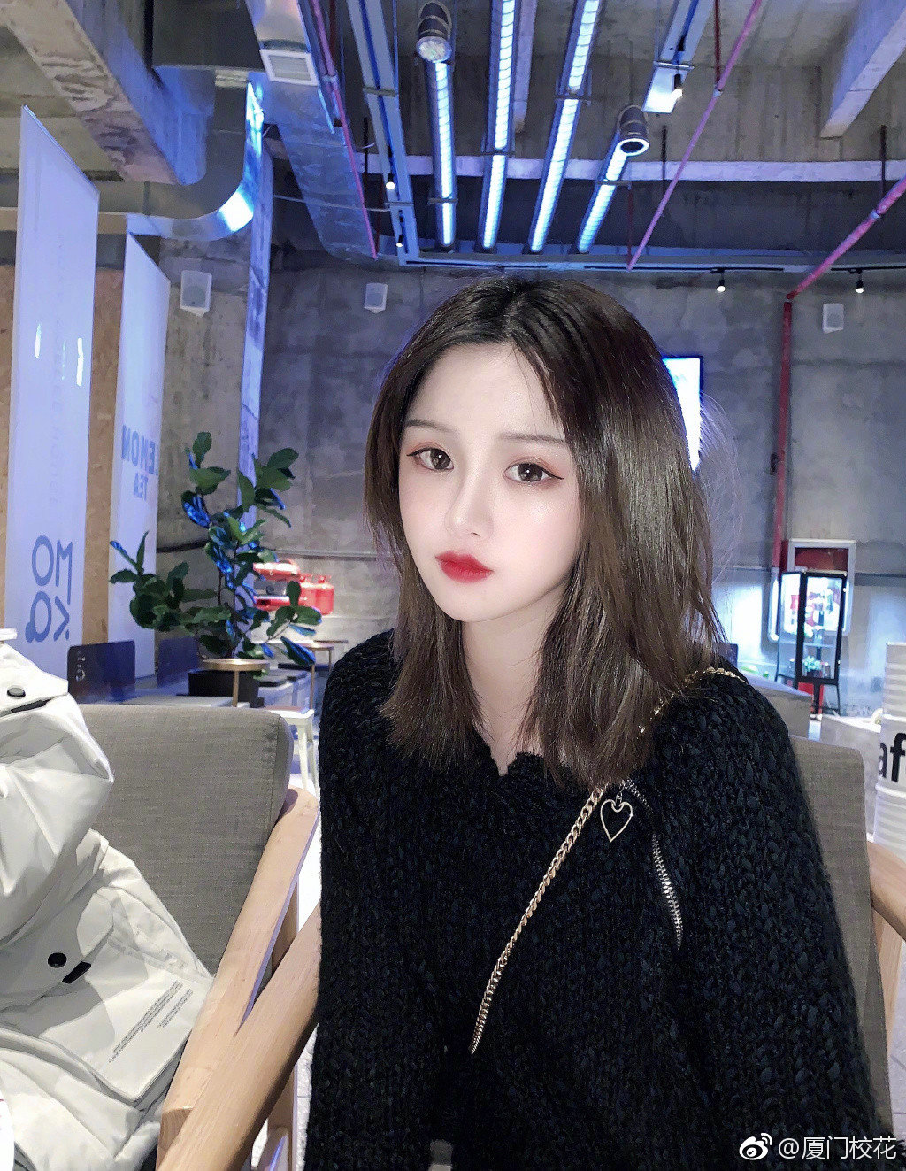 她叫洪莹,99年,就读于龙岩学院,身高166cm,来自福建