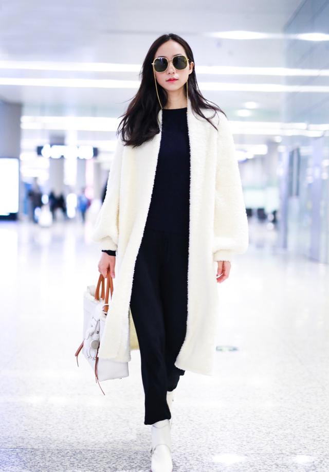 被韩雪美到了,穿白色长款大衣气质清纯极了,很多明星也这样穿