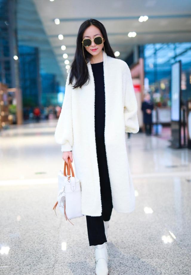 被韩雪美到了,穿白色长款大衣气质清纯极了,很多明星也这样穿