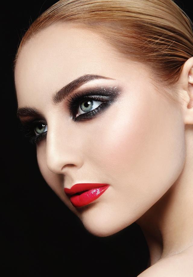 圆脸的女孩子在选择适合自己眉形的时候也要清楚的定义下自己的眉毛该