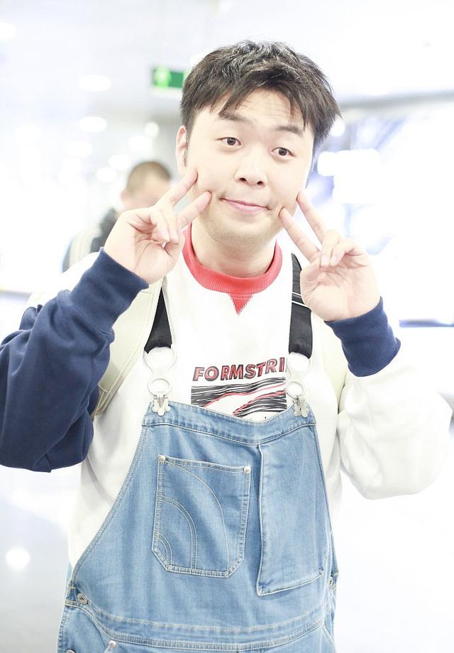 杜海涛"睁开"眼睛了,穿卫衣配背带牛仔裤,比耶卖萌超可爱