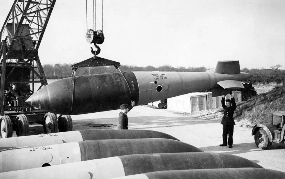 美军新年b-2扔炸弹被吐槽,二战时候这些"炮仗"有多神武