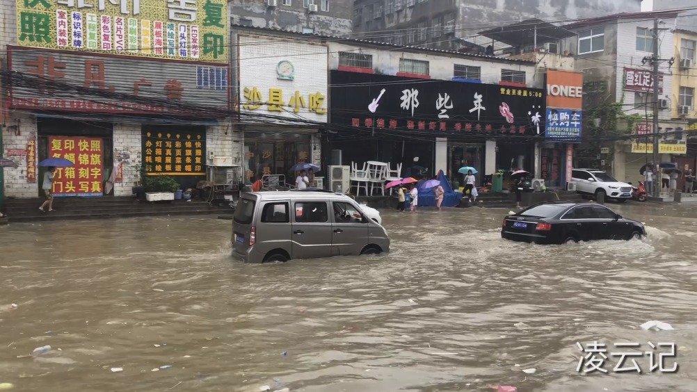 郑州港区又下大暴雨了,富士康张庄这里一会儿功夫,抛锚了三辆车