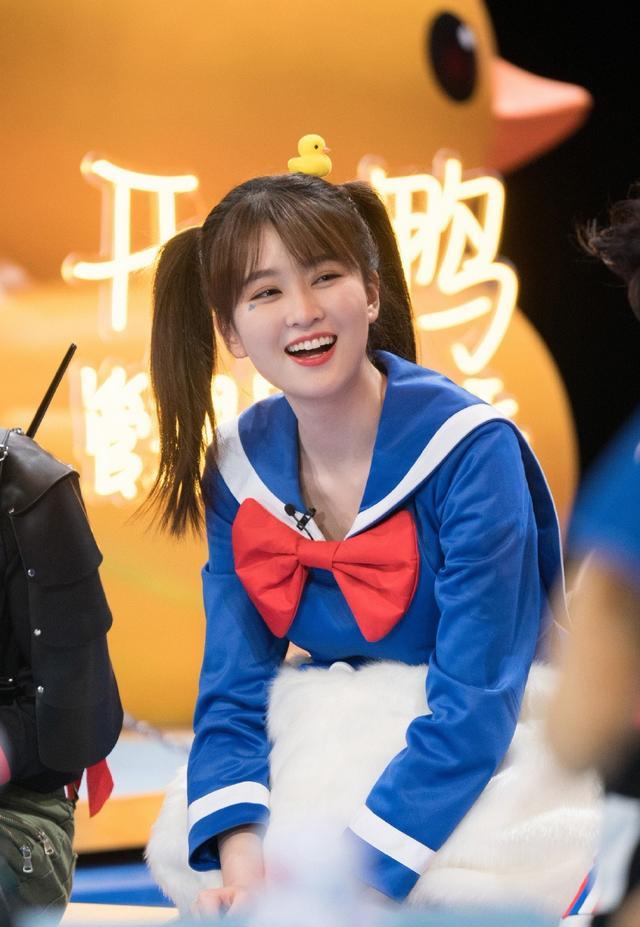 乔欣穿成"唐老鸭",往下看到鞋让人眼前一亮,拉链不拉更显高