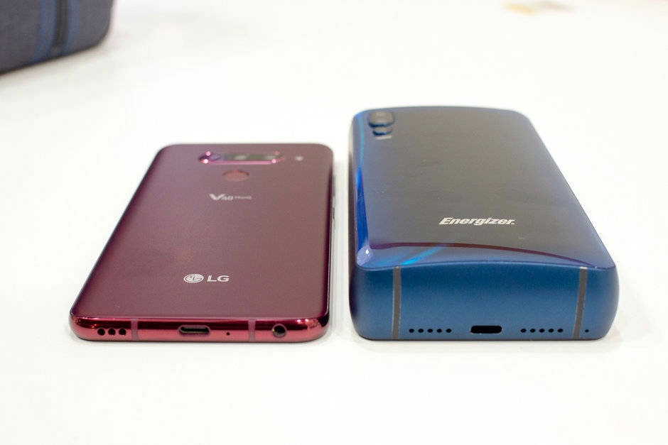 mwc2019上国外手机厂商energizer展示了一款板砖体积的手机