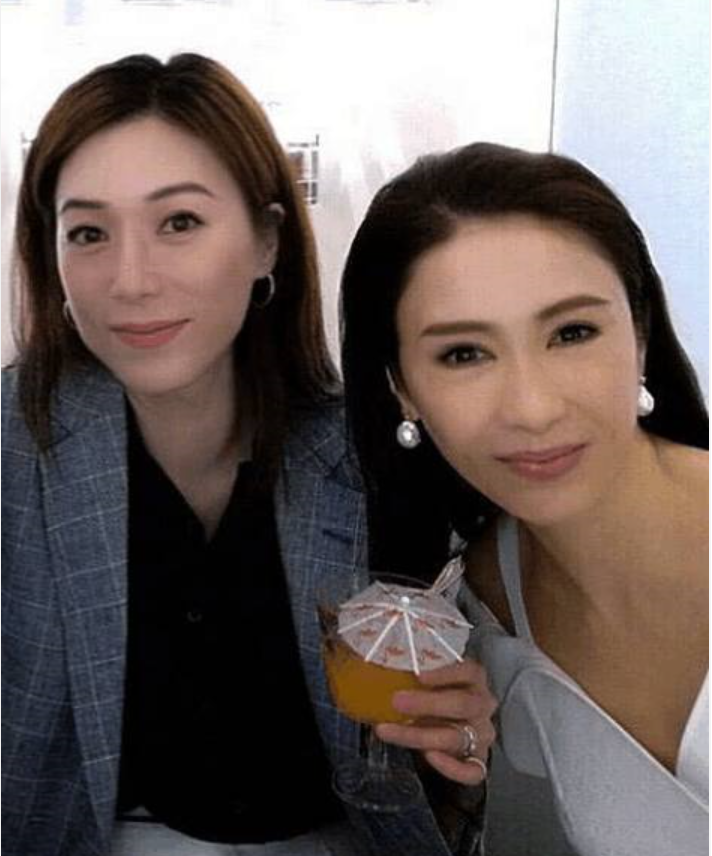 48岁黎姿和49岁张可颐同框,自然美和保养过度立见分晓!
