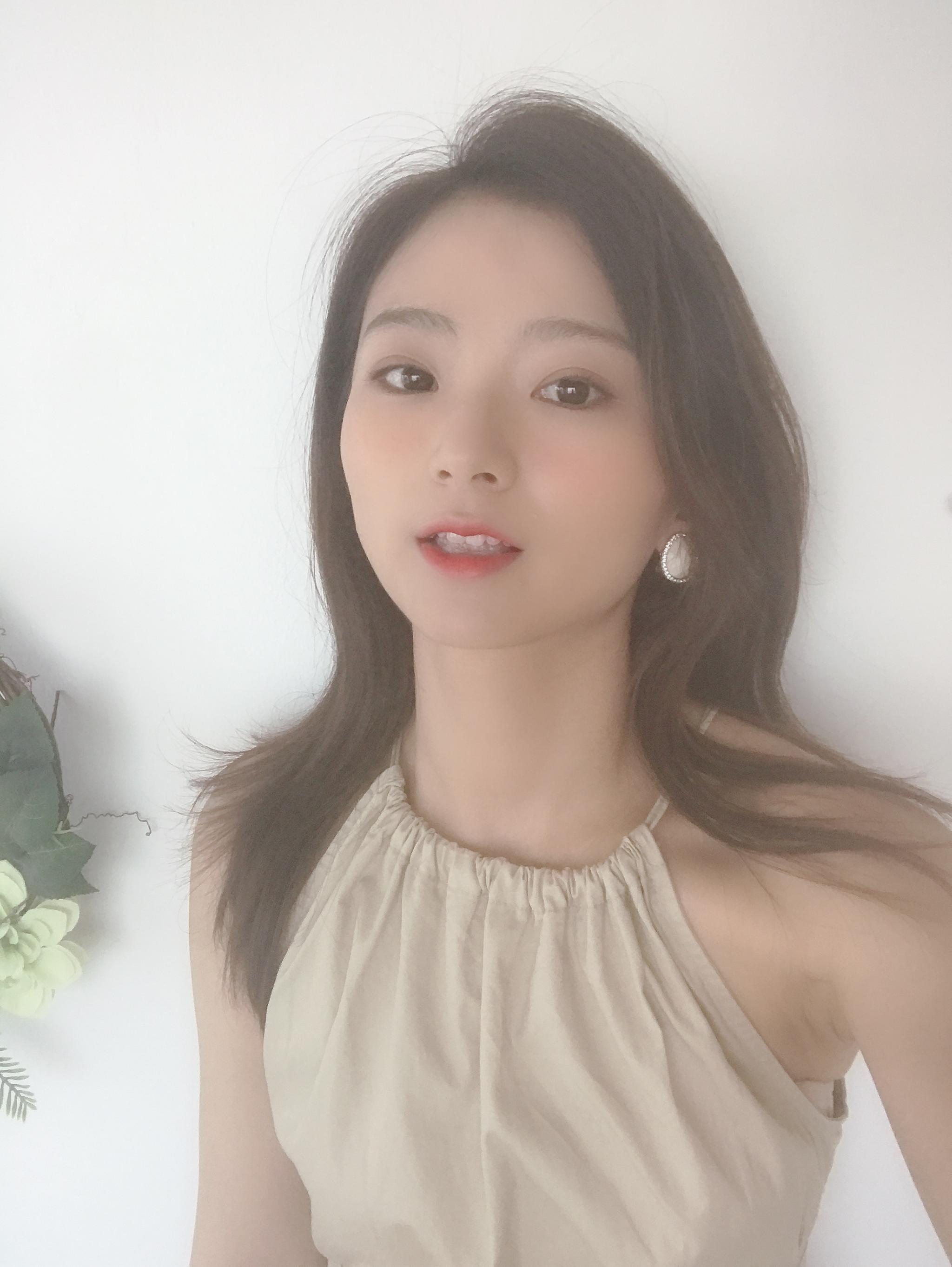 今天是长痘的成熟大姐姐(化妆不自拍岂不是浪费了)