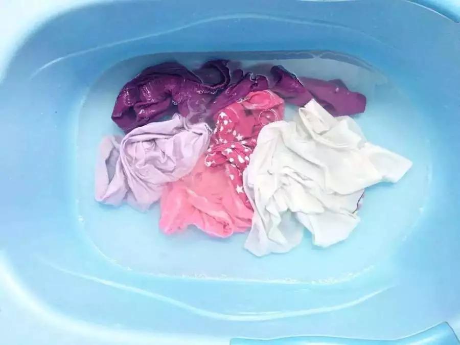 女生洗内衣这几个邋遢事一定注意,太不讲究!甚至会导致妇科病