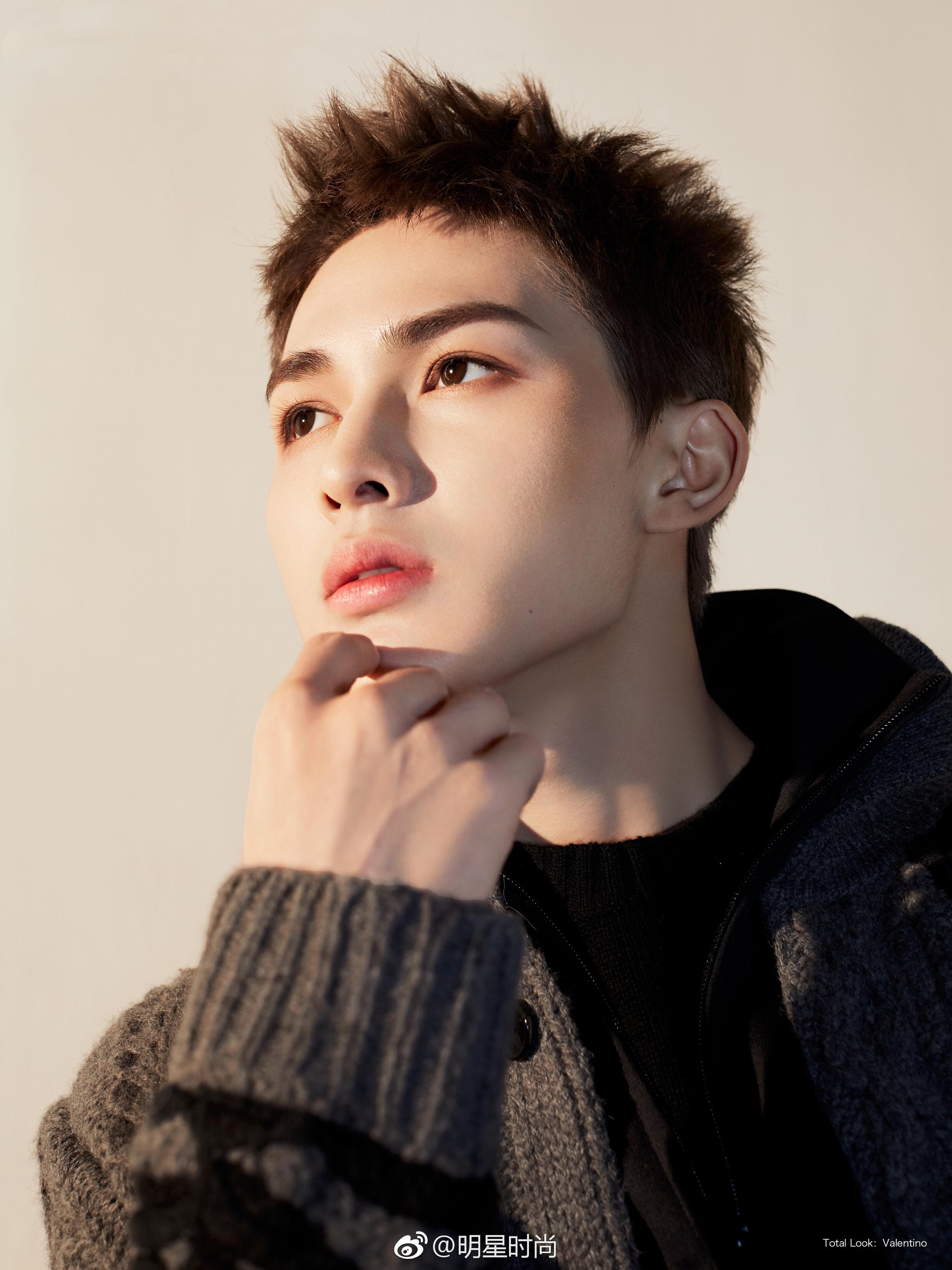 朱正廷时尚大片,短发出镜的朱仙子硬朗帅气