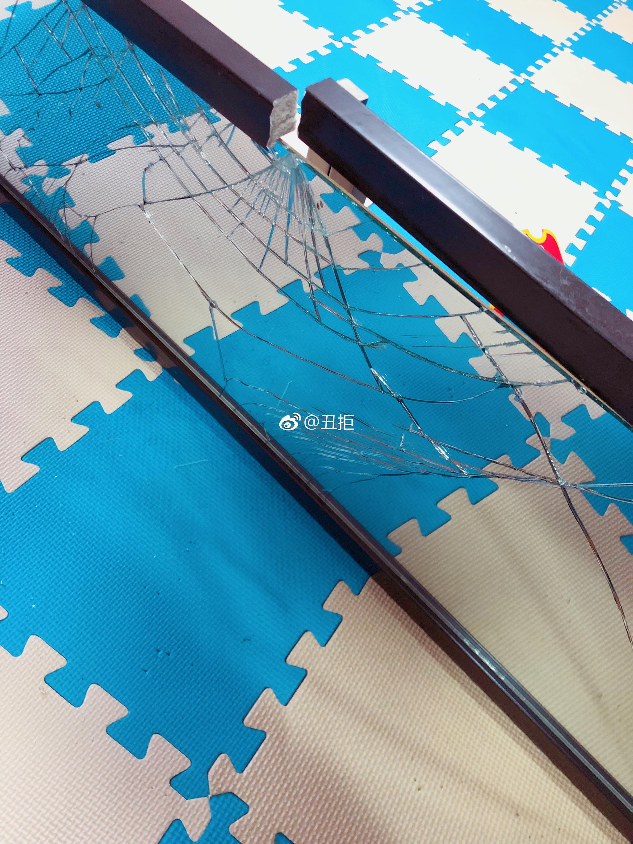 有时候 感情就像这块玻璃 你明知ta已不在
