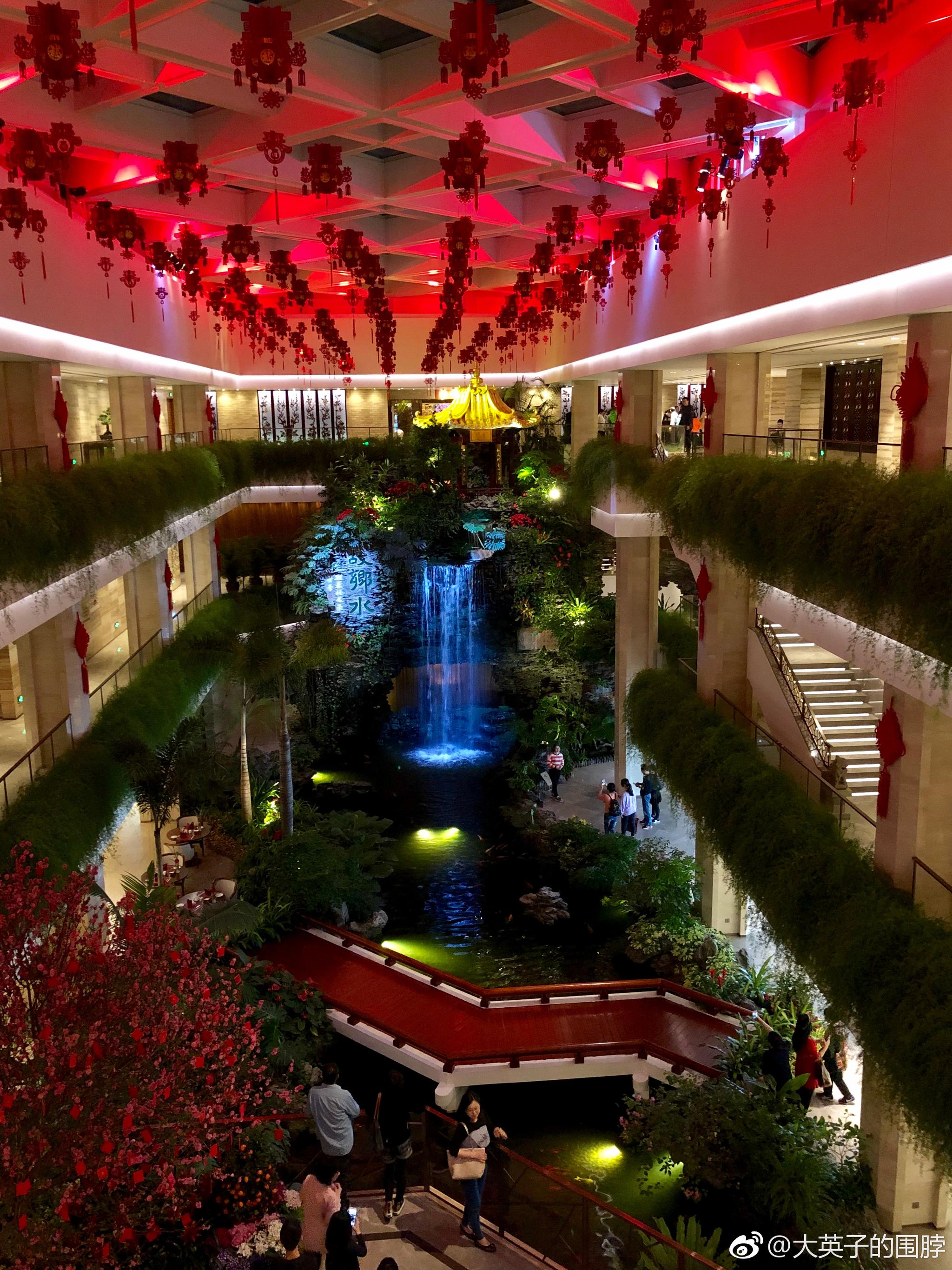 广州白天鹅宾馆的"玉堂春暖"餐厅(米其林一星)环境精致