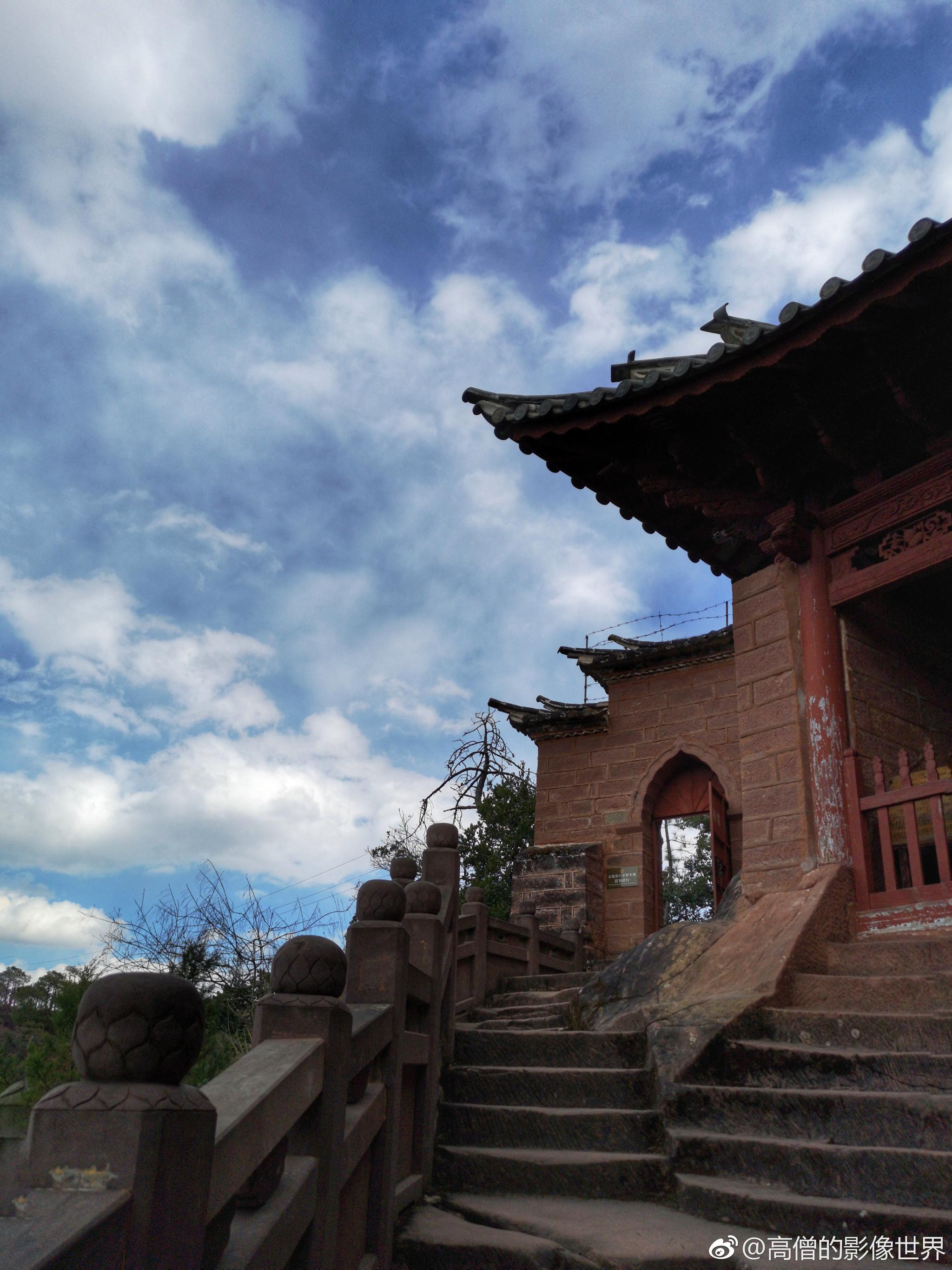 石宝山,位于沙溪古镇附近