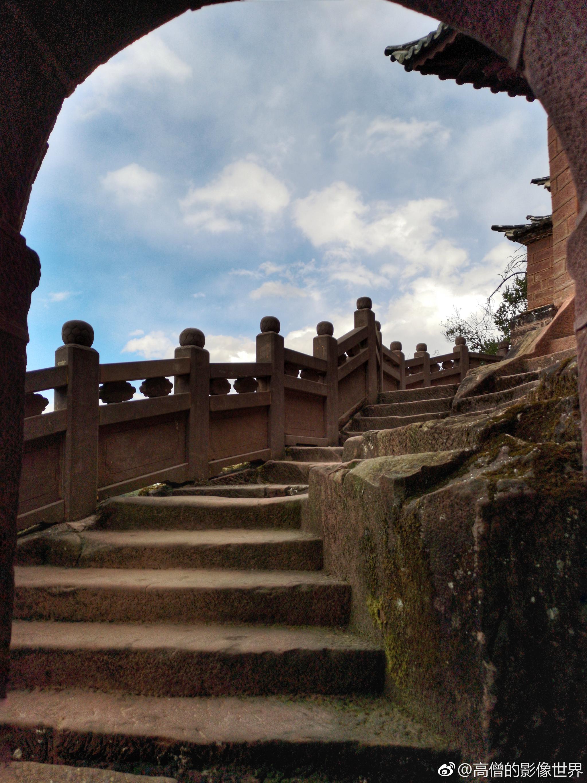 石宝山,位于沙溪古镇附近