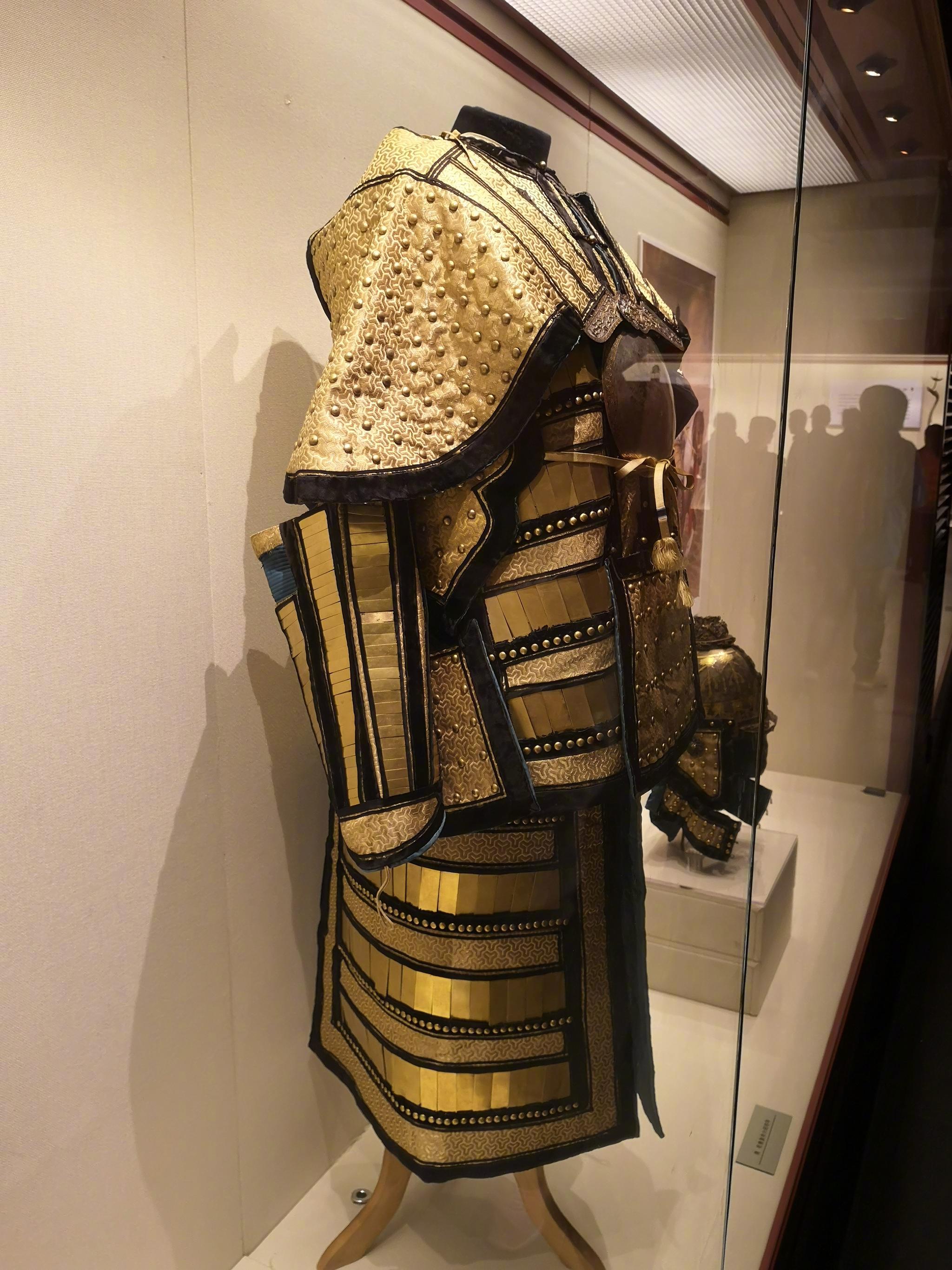 沈阳故宫博物院,清乾隆皇帝的大阅明甲,材质是铜鎏金