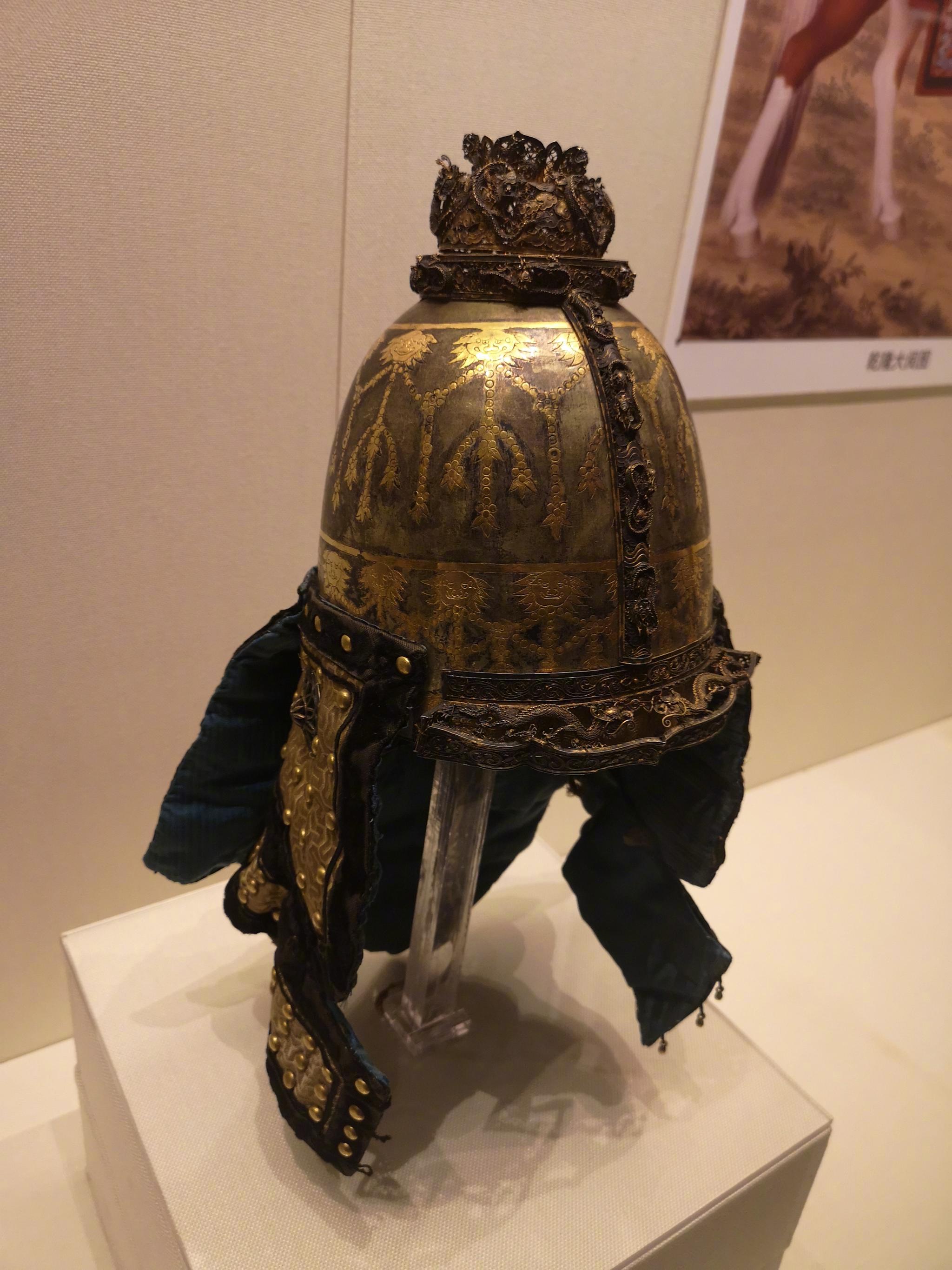 沈阳故宫博物院,清乾隆皇帝的大阅明甲,材质是铜鎏金