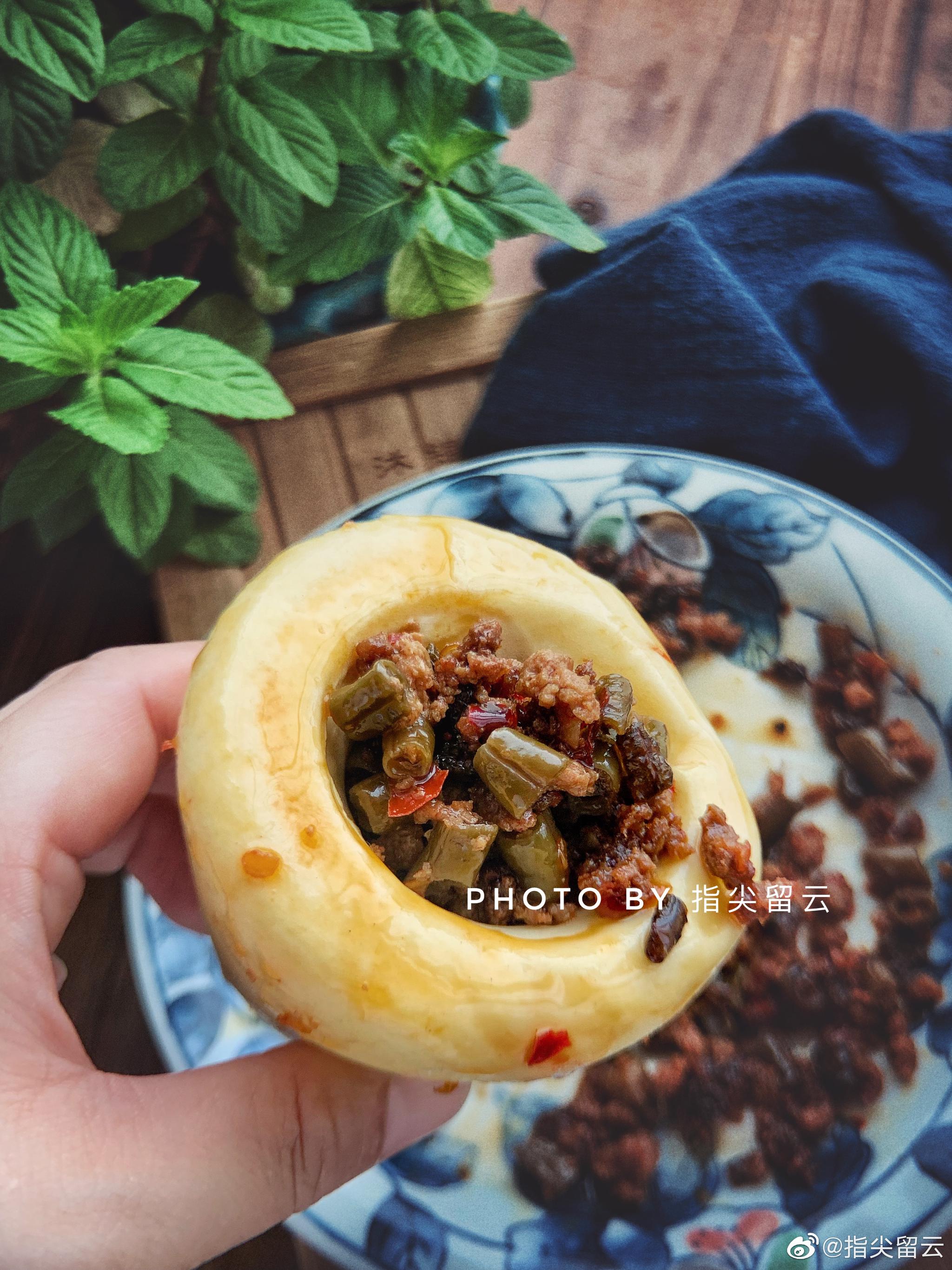 酸豆角炒肉末,清炒韭菜,咸鸭蛋,玉米窝窝头,荞麦仁粥