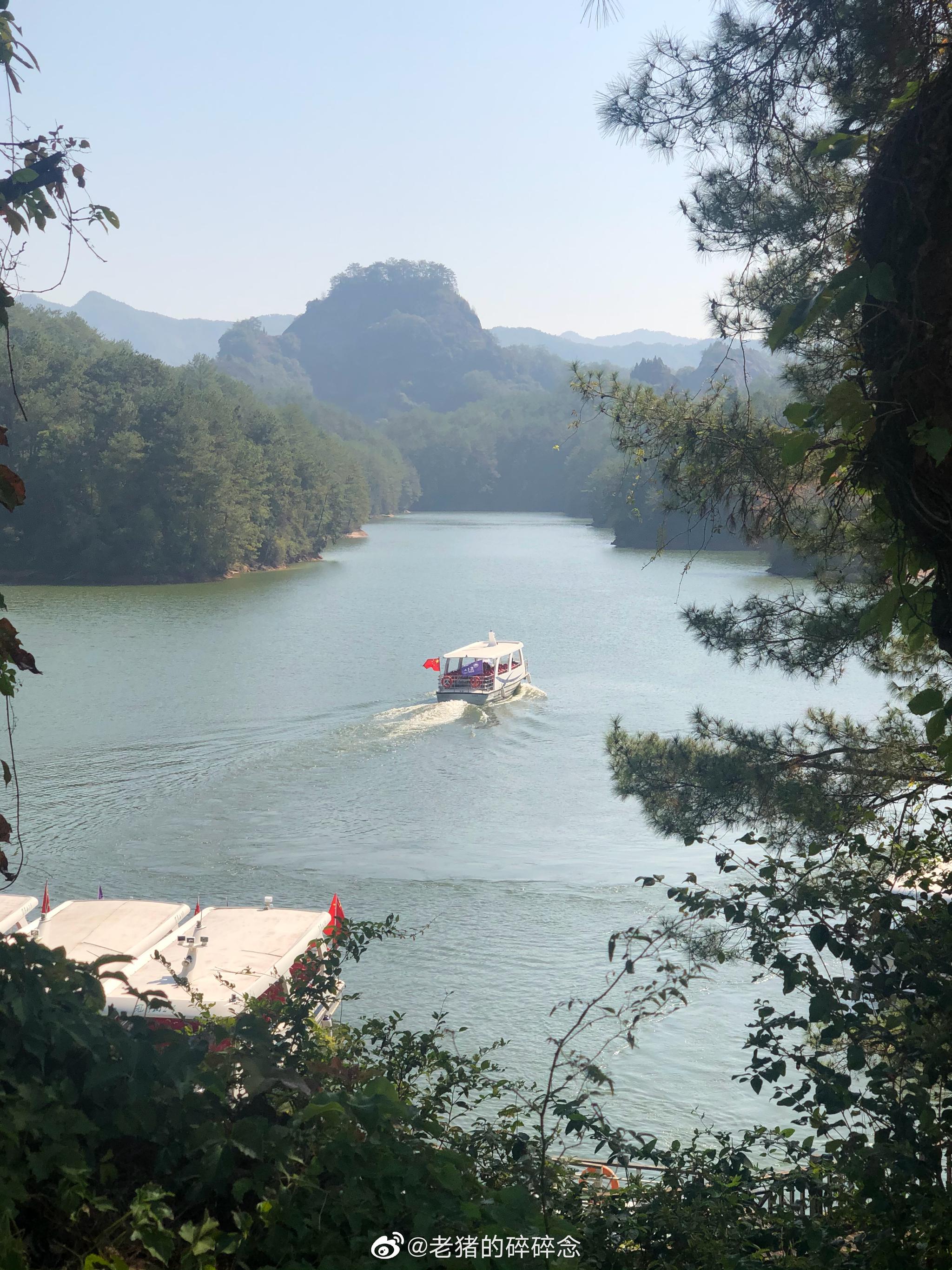 前來石門湖打卡,被一塊漂亮的山岩震驚了