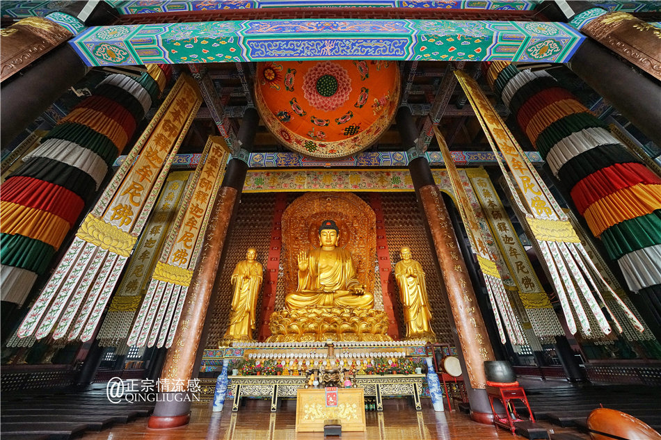 大雄宝殿供奉释迦牟尼佛,所以此殿为殿中之雄.