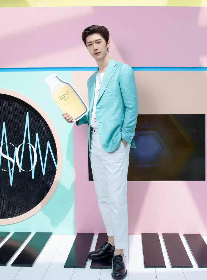 范丞丞这种牛仔外套被剪成了波浪,时髦翻了5倍,过年穿超帅!