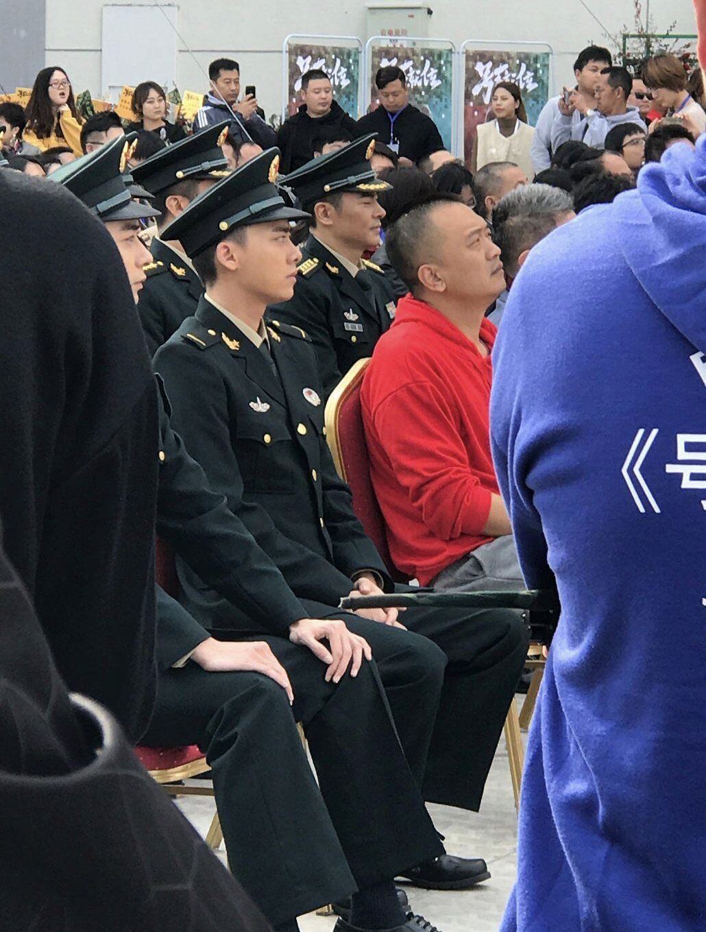 李易峰军装《号手就位》发布会,一身正装的峰峰好帅