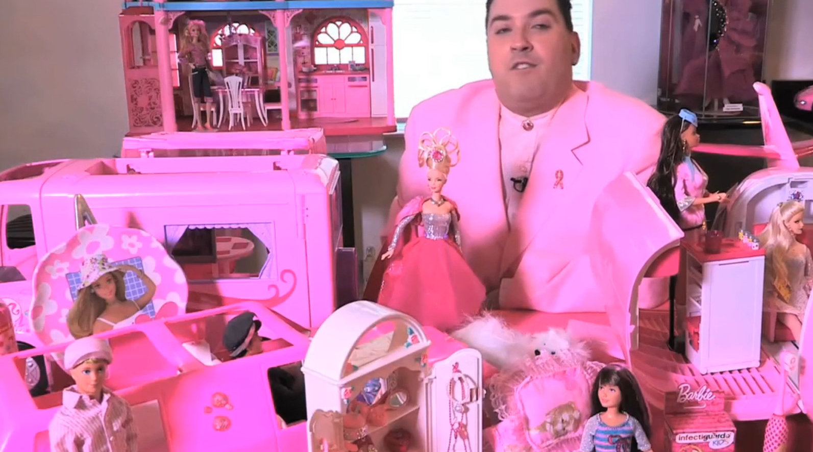 国外大叔少女心爆棚,疯狂痴迷粉色芭比20年,不惜花700万改造自己