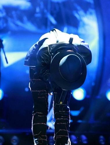 王俊凯向粉丝90度鞠躬休闲装扮阳光帅气真正的能量偶像