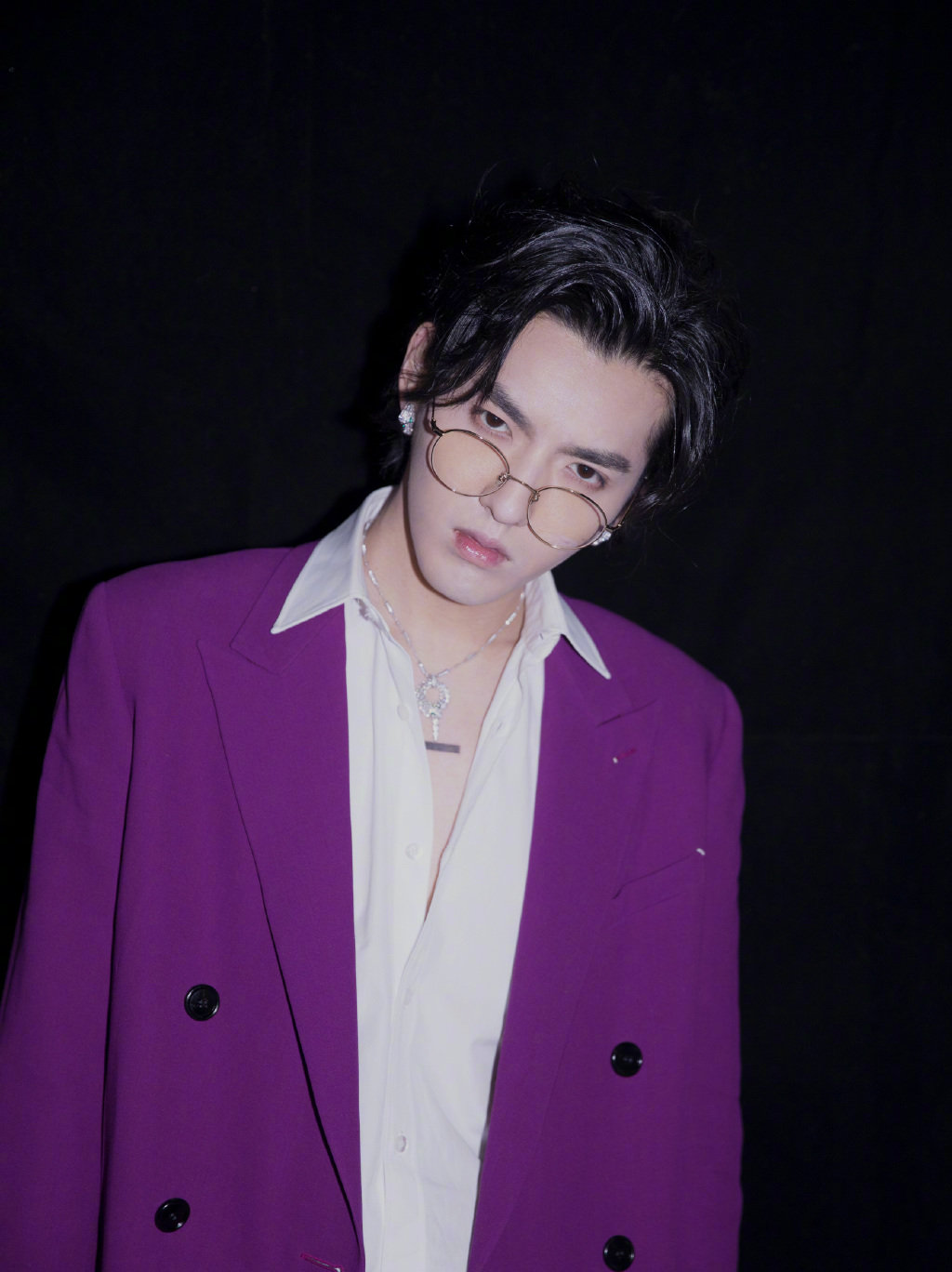 吴亦凡身着berluti 2020春夏紫色西服套装搭配金丝眼镜