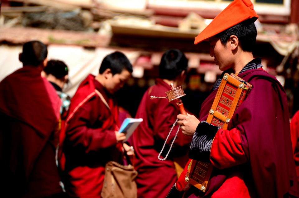 再次来到这个男女共同修习的"红色佛国世界",走入修行者的生活