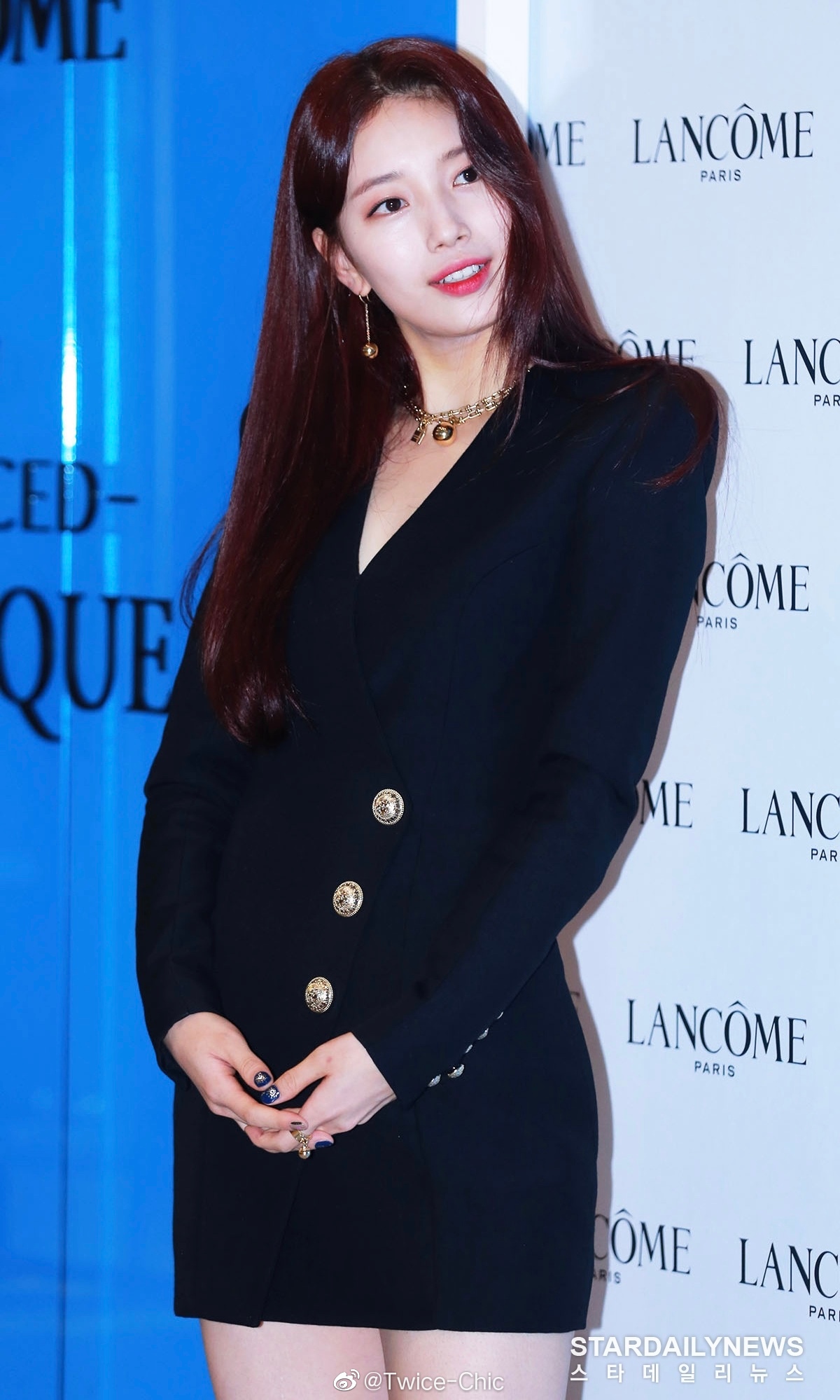 裴秀智近日现身首尔出席活动,时隔7年再度染回红发