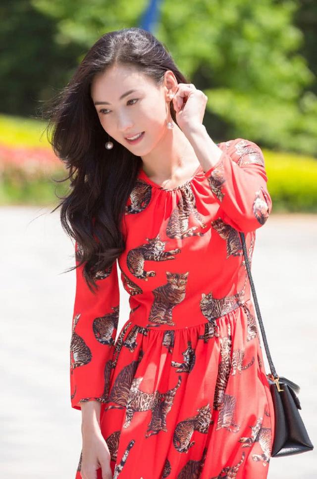 38岁张柏芝海岛晒照,腿成众人焦点