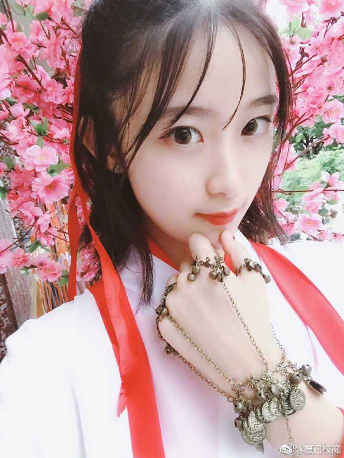 她叫邱可,99年,毕业于厦门市音乐学校厦门附属音乐学校