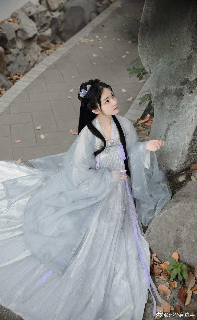 懒摇白羽扇裸袒青林中脱巾挂石壁露顶洒松风