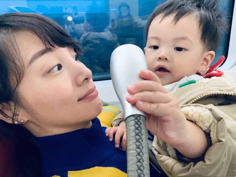 章龄之晒二胎萌照,逗小葫芦开心的画面超有爱!