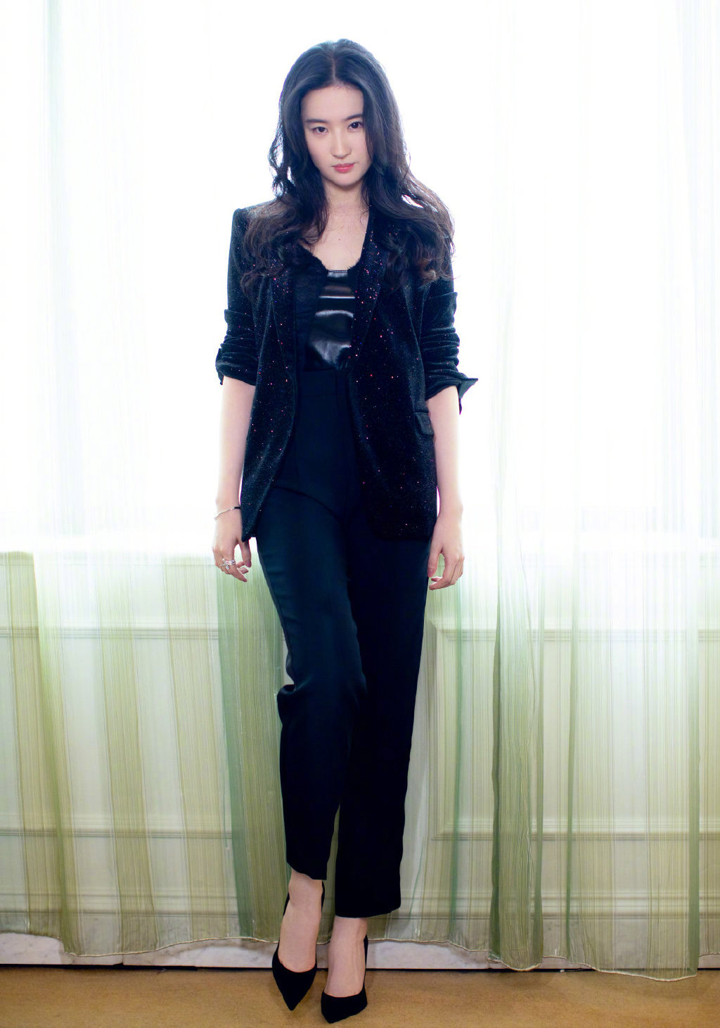 刘亦菲身着emporio armani2019秋冬系列碎钻装饰黑色丝绒夹克亮相