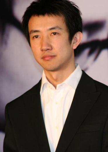 幸运的是,他遇到了对的人,这个宠她上天的男人——摄影师曾剑.