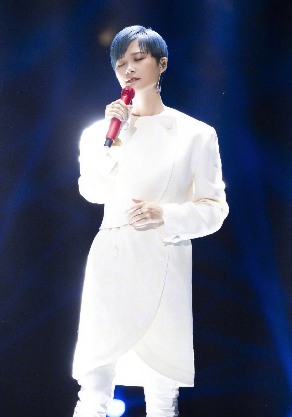 李宇春《经典咏流传》gucci白色系look, 简洁优的雅时尚格调